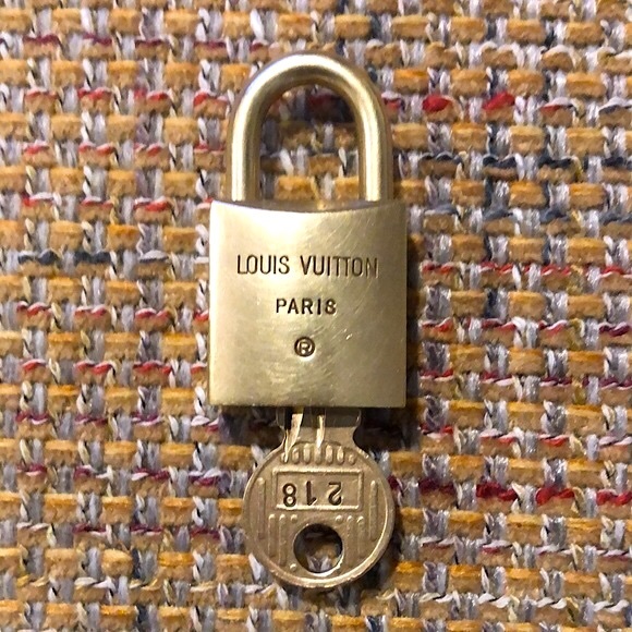 Vintage LV Louis Vuitton Padlock Lock & Key 218 - Picture 7 of 9